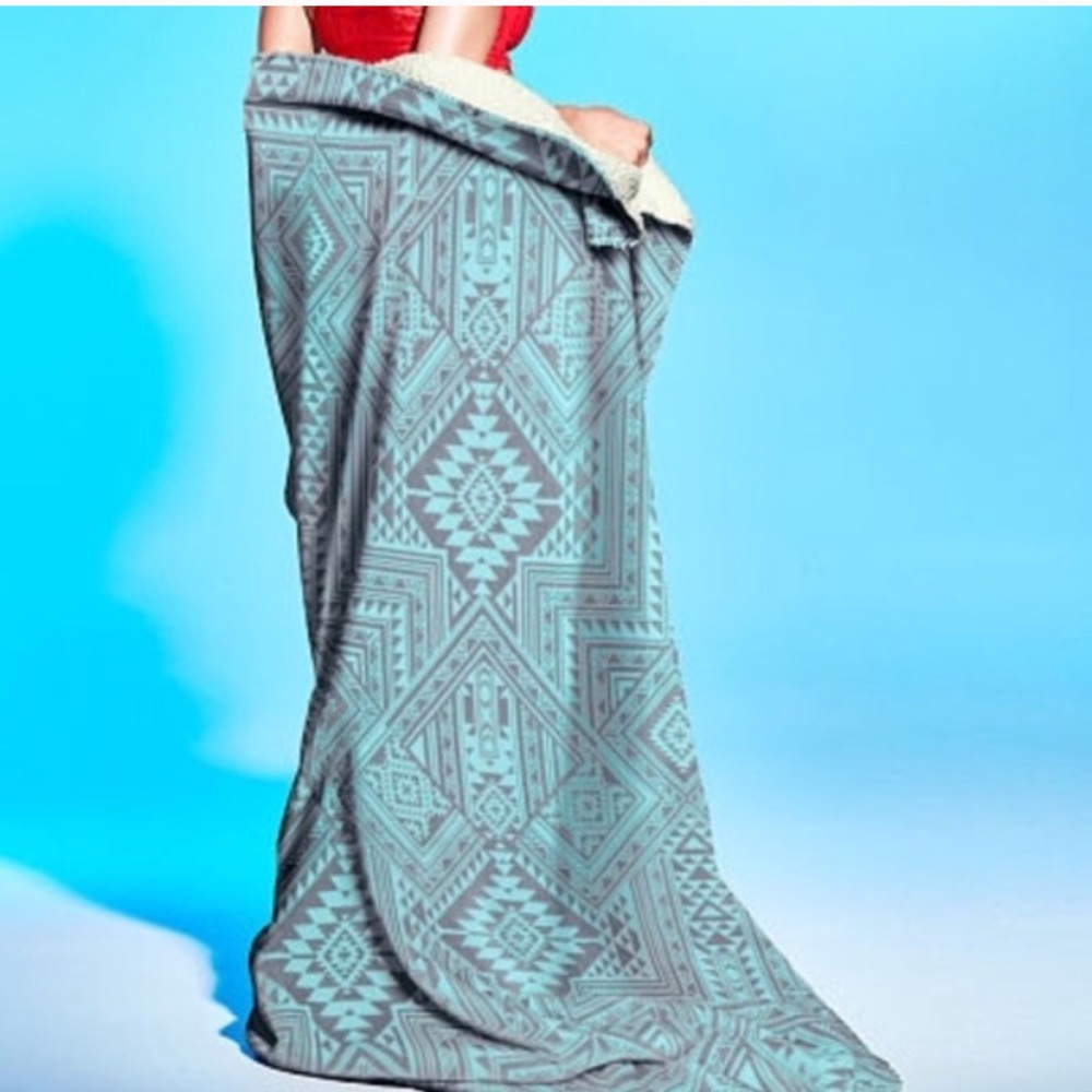 Rare VHTF 🆚 PINK Mint Aztec Sherpa Blanket - Picture 2 of 8